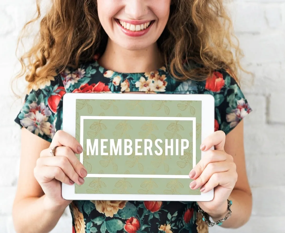 A Bloom La Vie Health member holding up a Bloom membership card